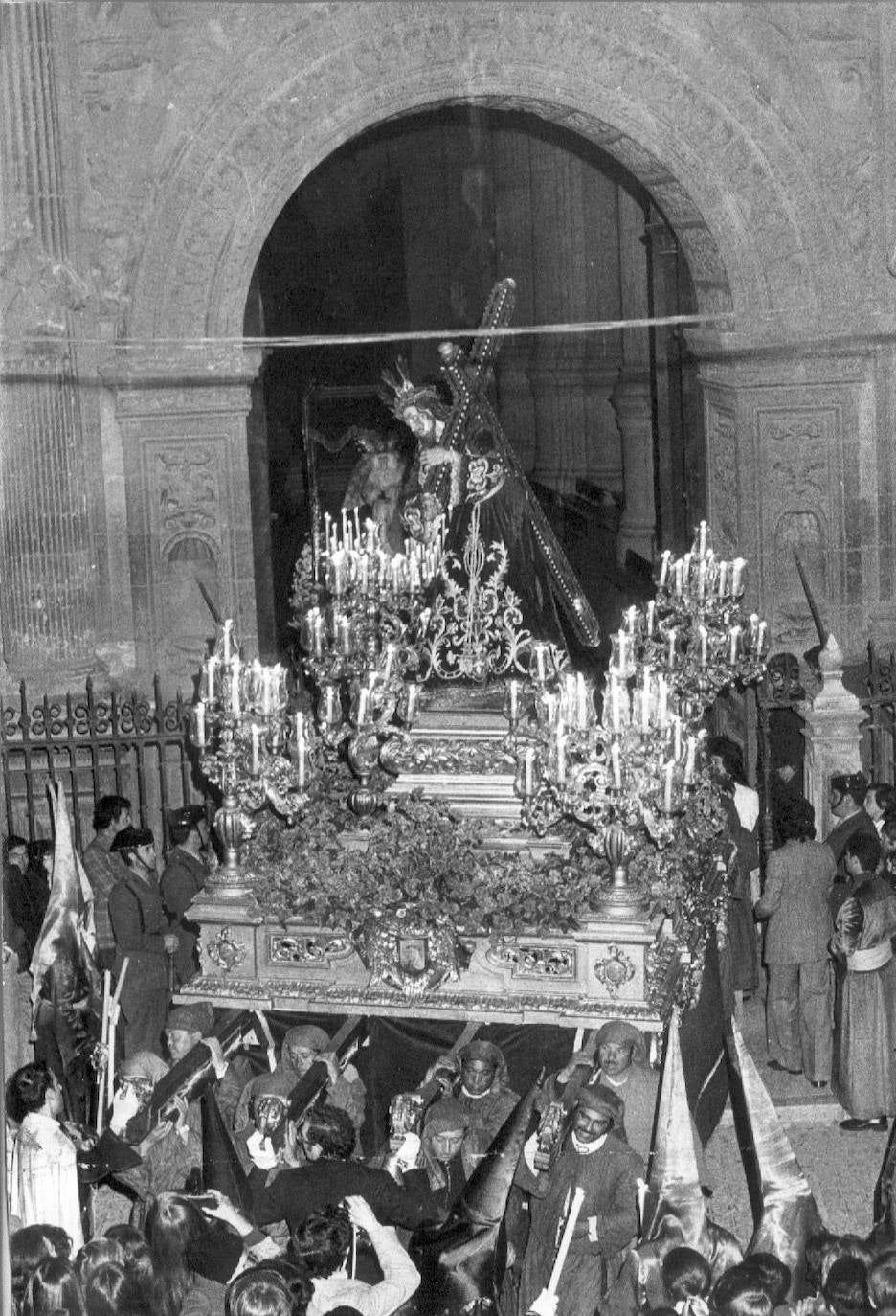 La imagen de Nuestro Padre Jesús de la Amargura a la salida de la Catedral granadina, durante su recorrido procesional el Martes Santo.