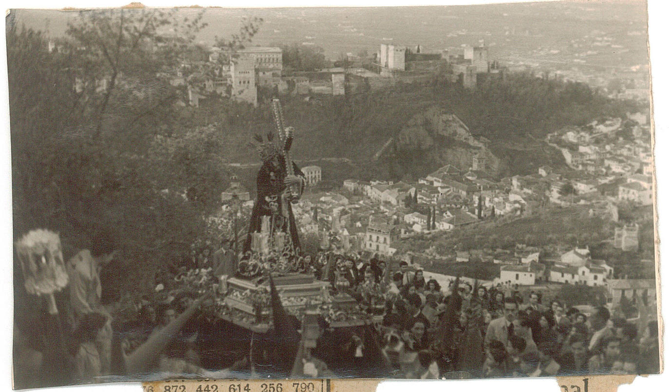 La imagen de Nuestro Padre Jesús de la Amargura sube las cuestas de San Miguel Alto en la madrugada del Viernes Santo