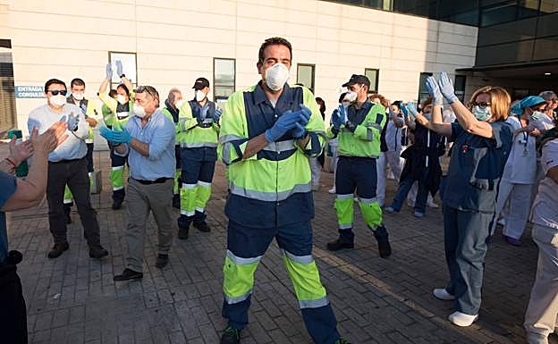 Coronavirus en Granada | 20 camiones de Inagra van al PTS de Granada a realizar un aplauso a la sanidad