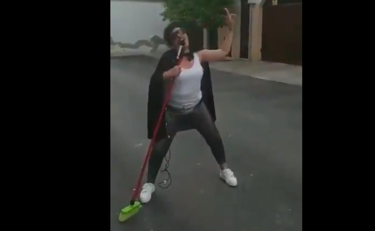 La vecina se saltó el confinamiento para imitar al cantante.
