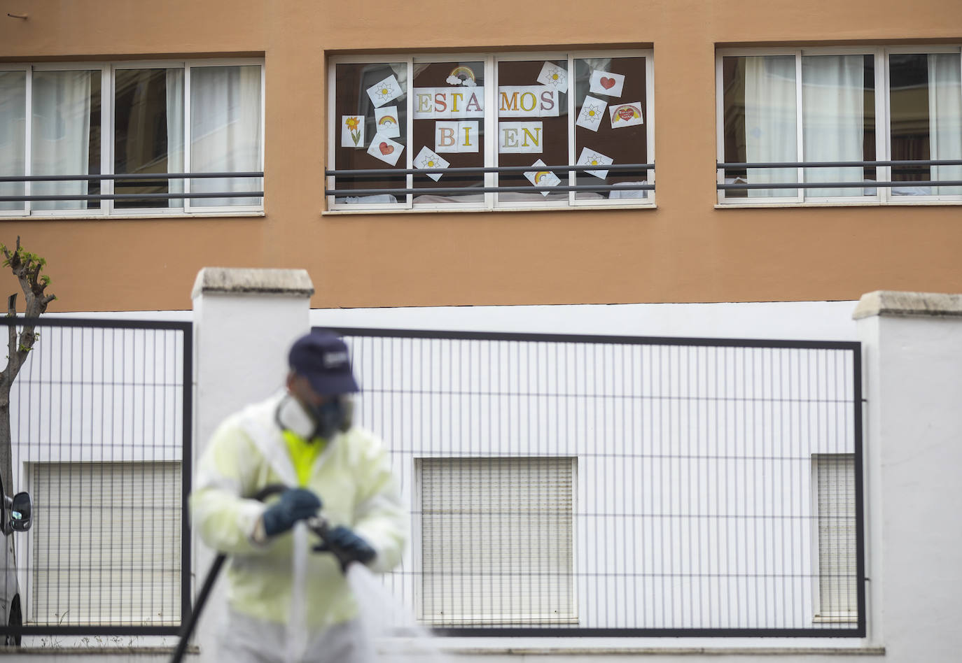 Desinfección en la residencia de mayores de San Juan de Aznalfarache, donde han muerto 24 ancianos y hay 79 contagiados.