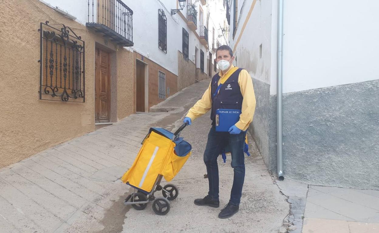 Miguel Ángel Méndez listo para una nueva jornada laboral.