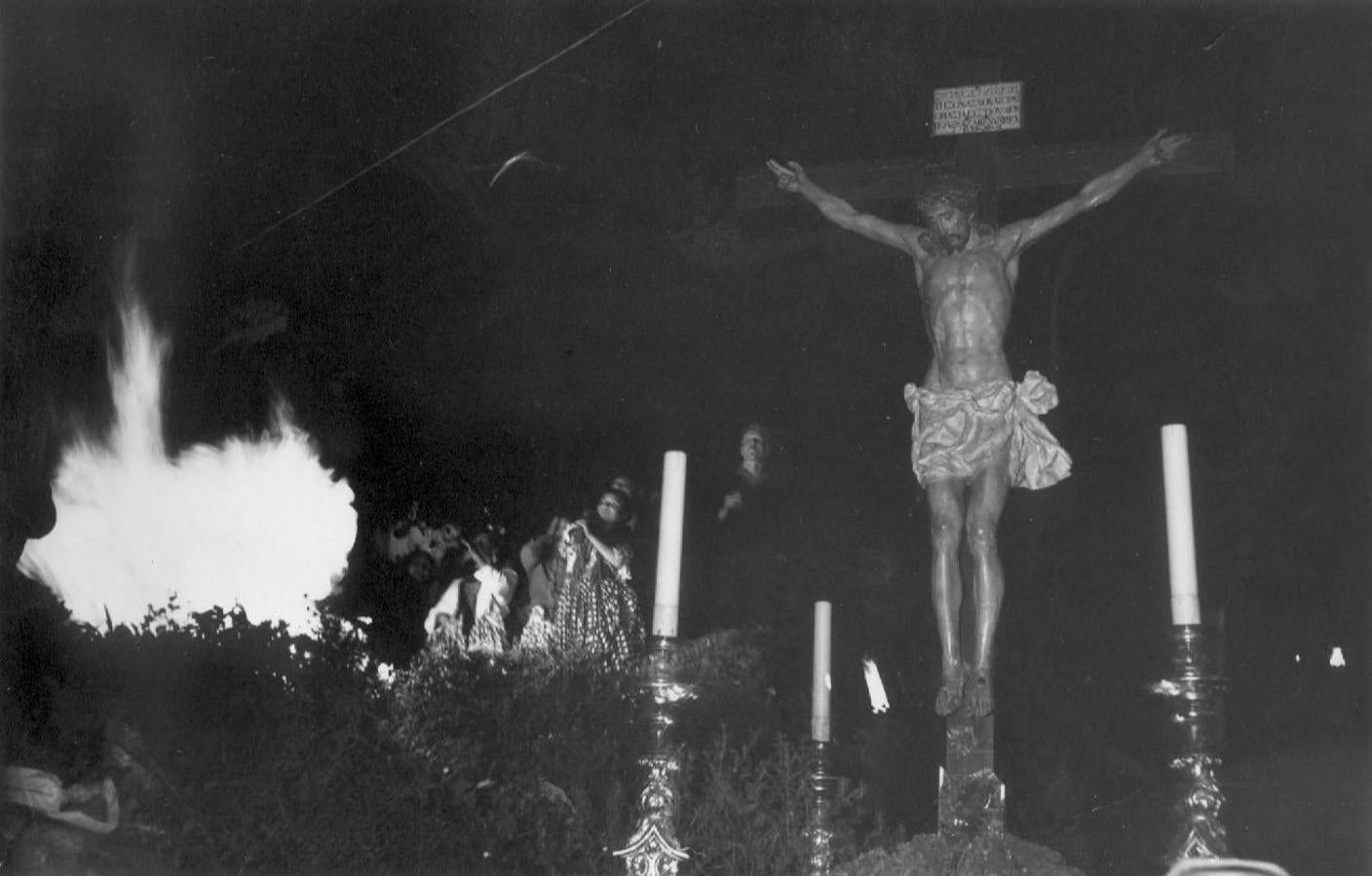 La subida al barrio del Sacromonte es uno de los momentos más especiales de la Semana Santa de Granada. Esta imagen de la década de los cuarenta es una muestra de que el fervor y la tradición han acompañado desde siempre al Cristo del Consuelo en su peregrinar por el barrio de los gitanos granadino