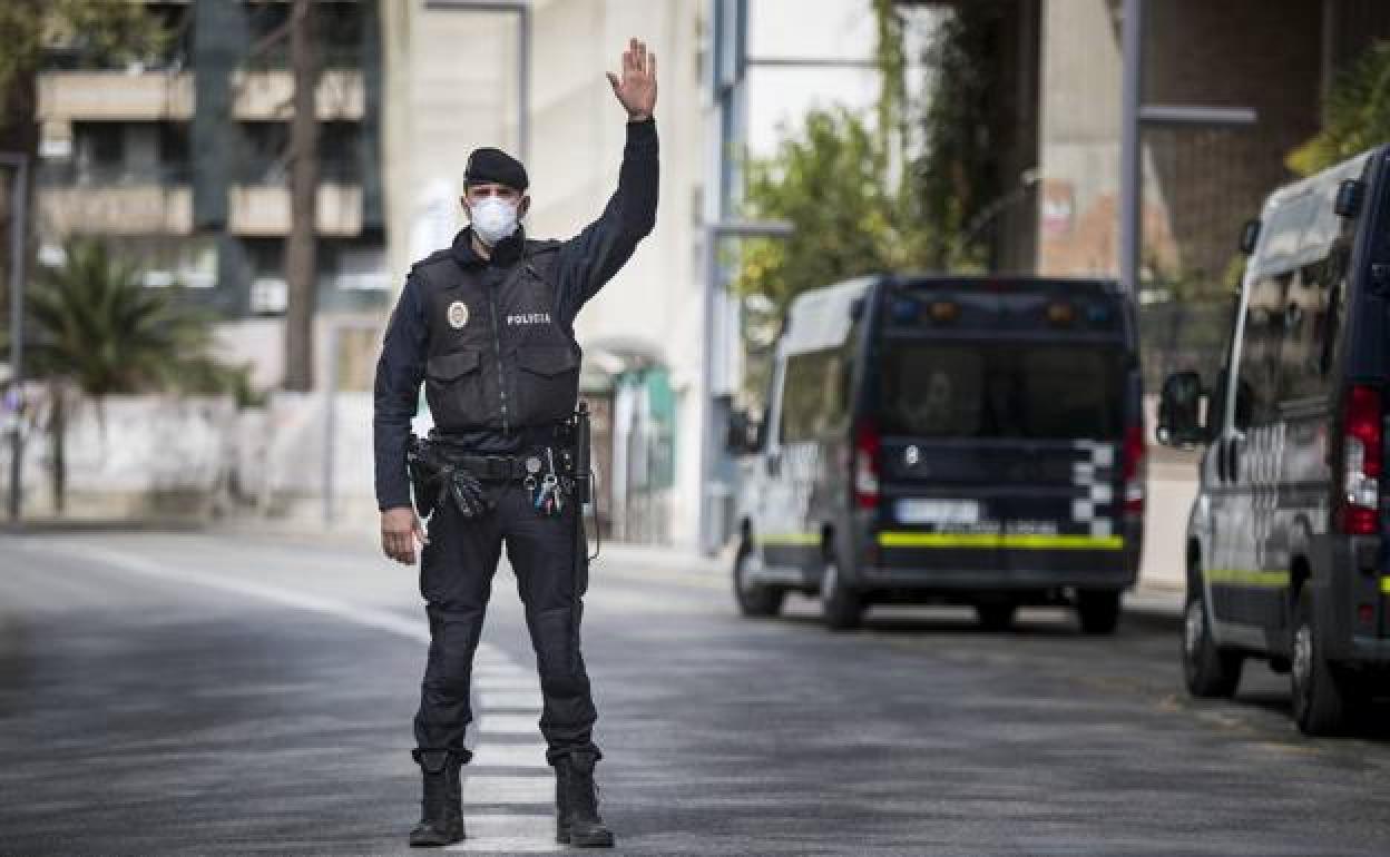 Encuentran a una mujer en el Centro de Granada en estado de alarma supuestamente agredida por su pareja