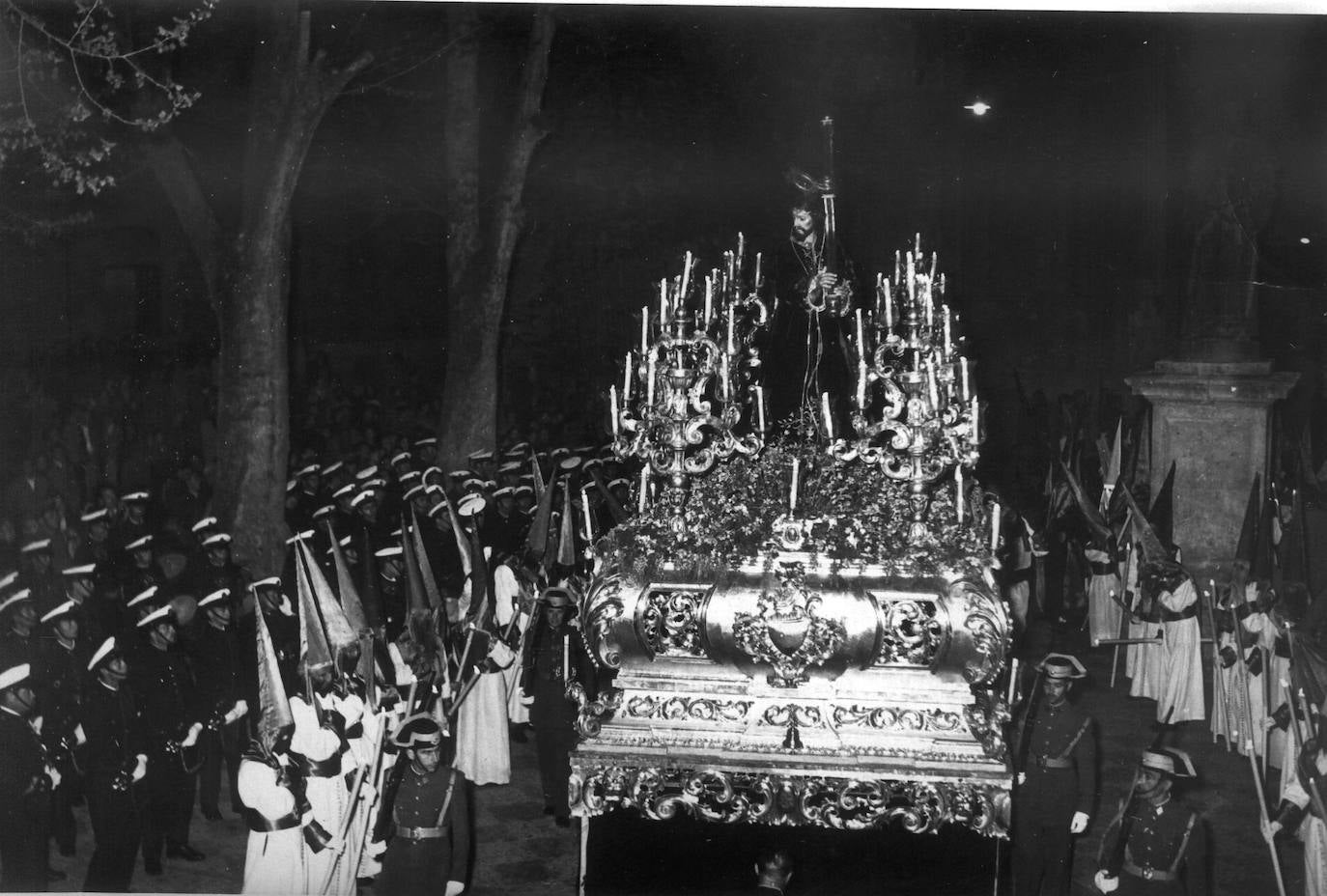 Estación de penitencia de la hermandad del Rosario cuando aún no procesionaba la imagen de Jesús de las Tres Caídas. Entoces acompañaba a la Virgen un nazareno que procedía del convento de San Bernardo en la Carrera del Darro 