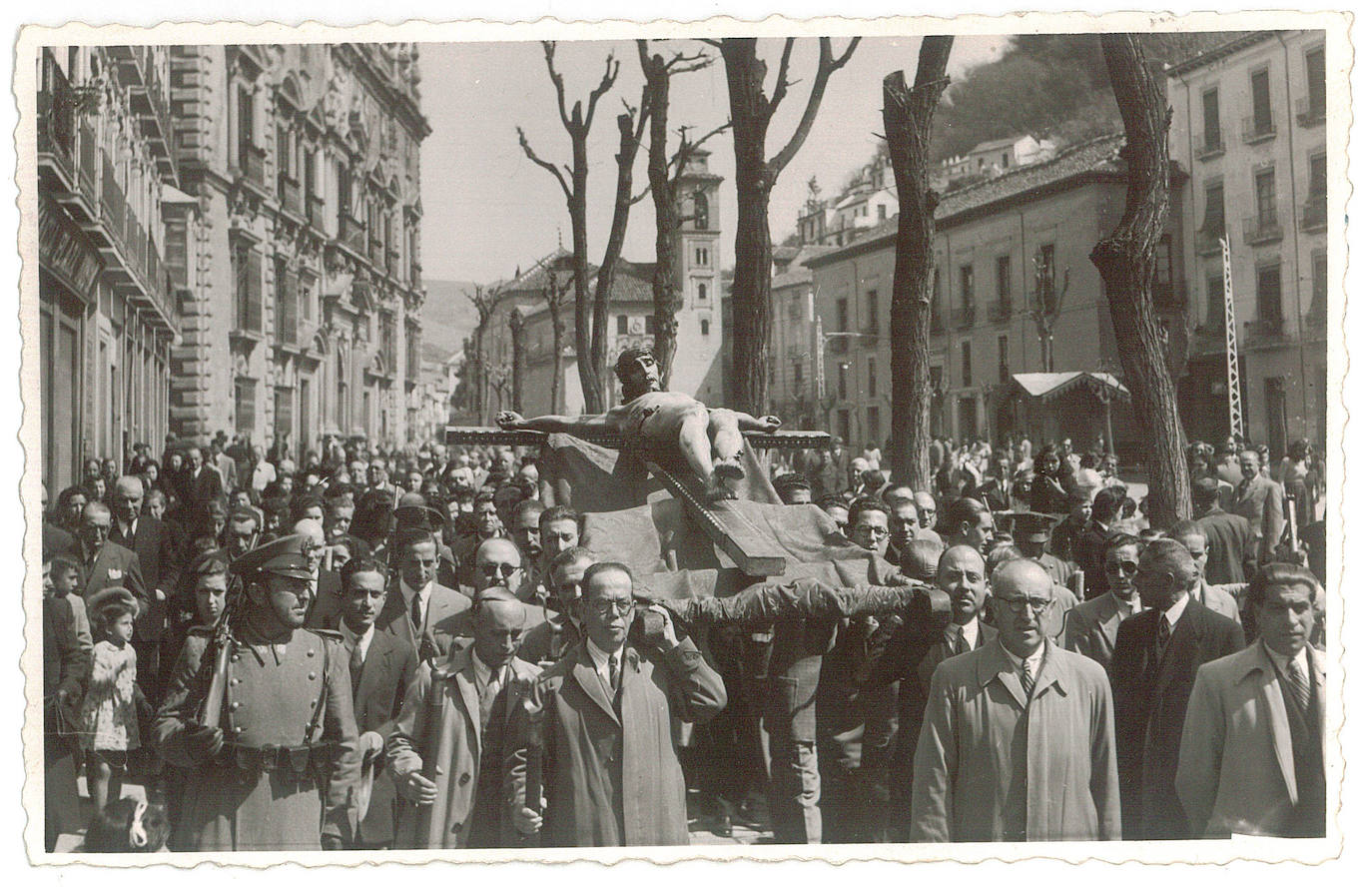 El Cristo del Silencio en el momento de su traslado por Plaza Nueva en una imagen de 1945