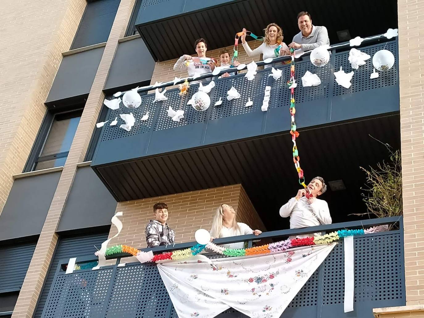 Fotos: Las fiestas temáticas de una urbanización de Granada contra el coronavirus