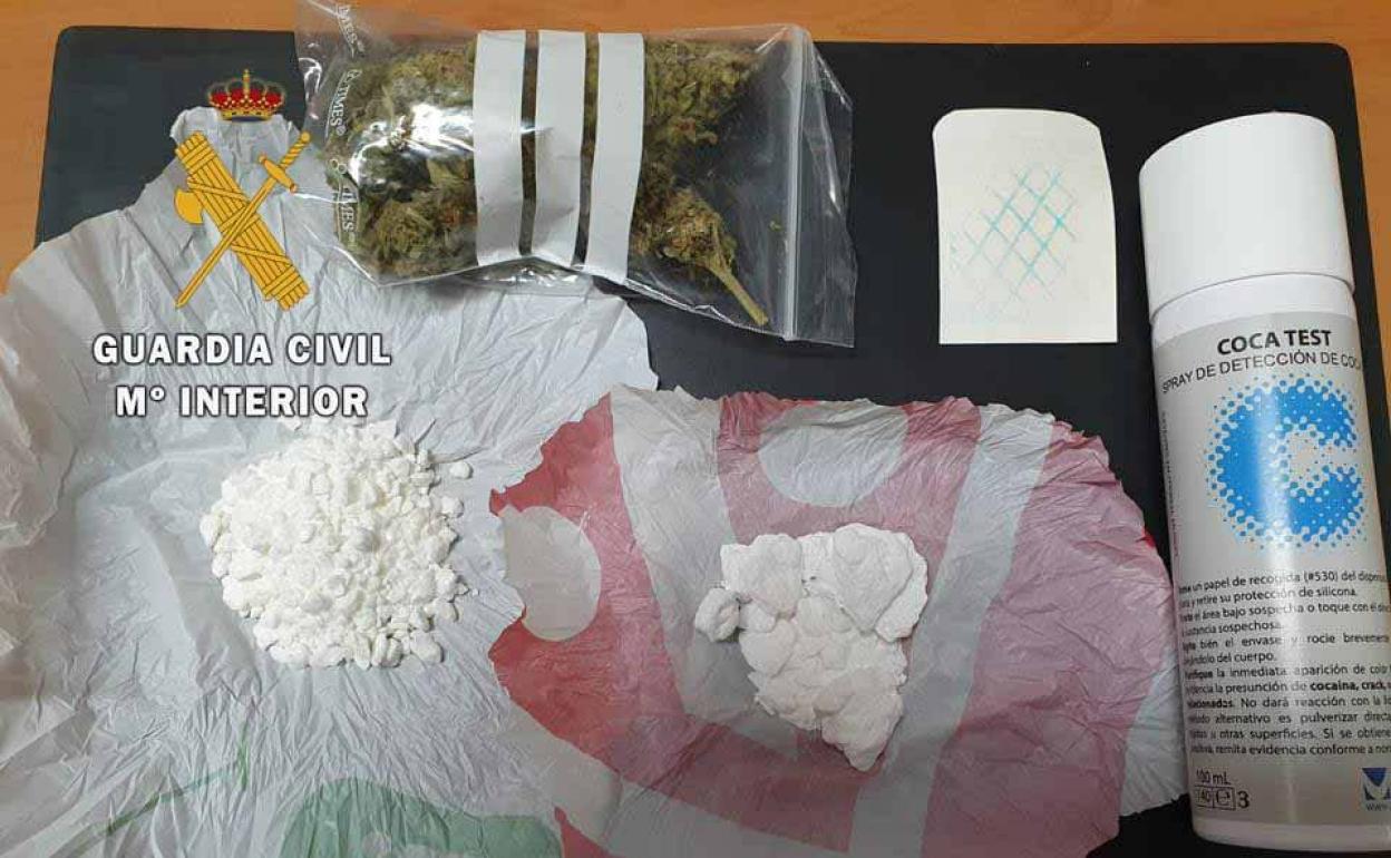 Droga intervenida por los agentes. 