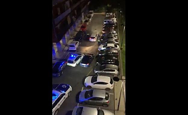 El vídeo de la 'locura' de un hombre que trataba de darse a la fuga en Rentería: embiste a un coche patrulla y destroza otros