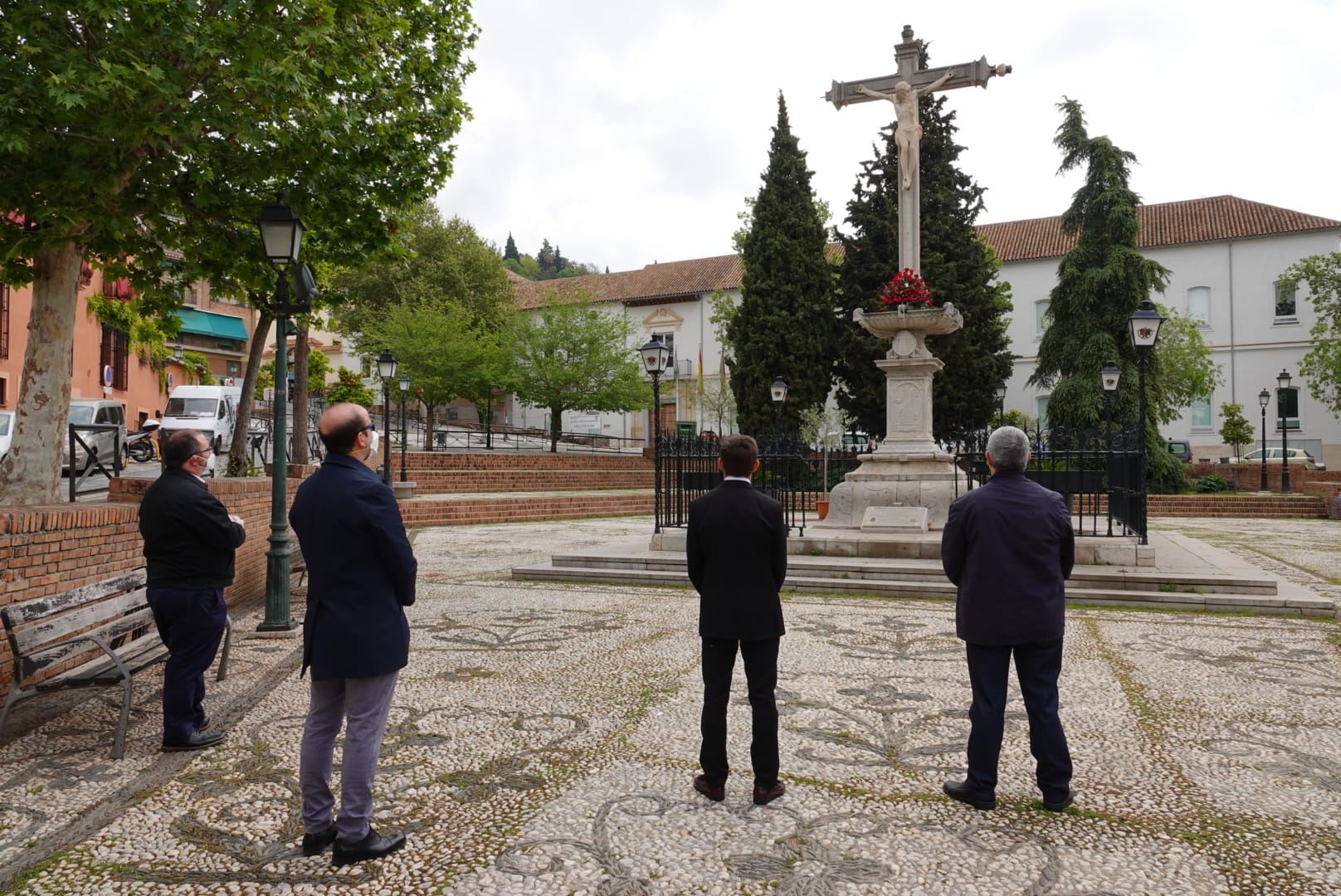 El Cristo del Campo del Príncipe ha recibido hoy su tradicional ofrenda floral a pesar del confinamiento declarado por el estado de alarma. Tres operarios han depositado un ramo junto a la cruz en el único acto de un Viernes Santo sin gente en las calles