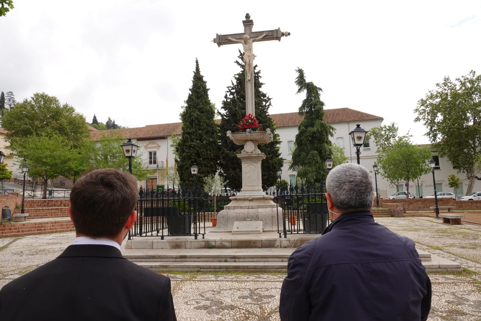 El Cristo del Campo del Príncipe ha recibido hoy su tradicional ofrenda floral a pesar del confinamiento declarado por el estado de alarma. Tres operarios han depositado un ramo junto a la cruz en el único acto de un Viernes Santo sin gente en las calles