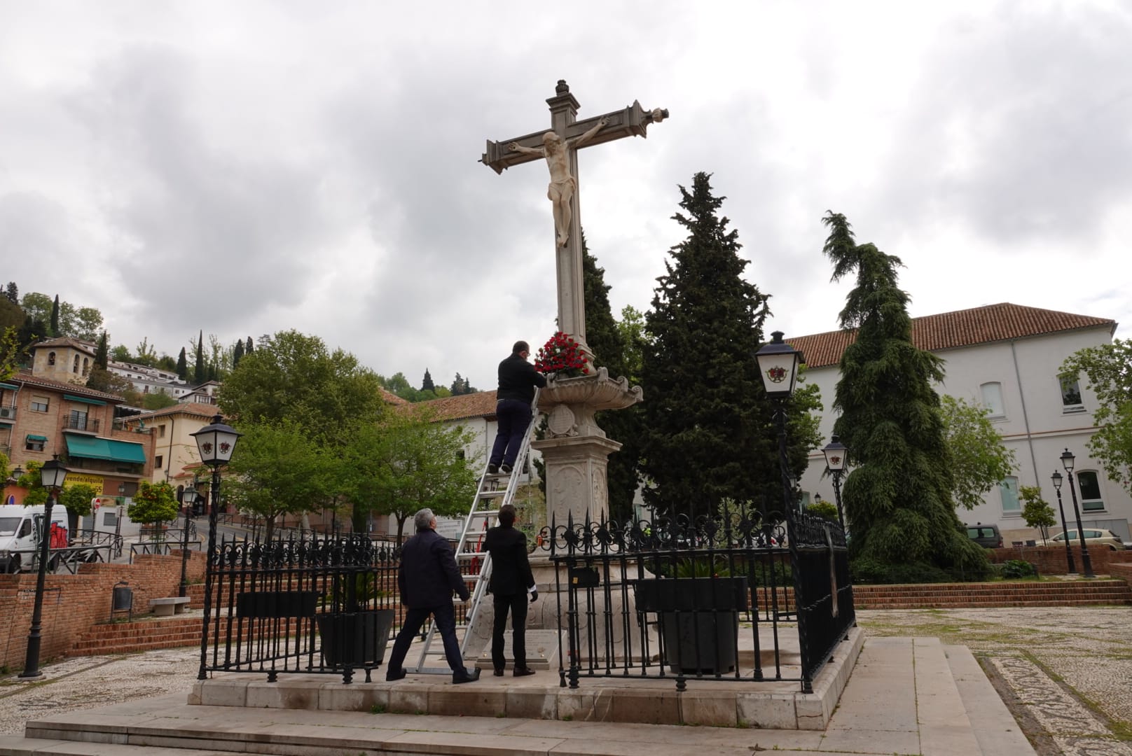 El Cristo del Campo del Príncipe ha recibido hoy su tradicional ofrenda floral a pesar del confinamiento declarado por el estado de alarma. Tres operarios han depositado un ramo junto a la cruz en el único acto de un Viernes Santo sin gente en las calles