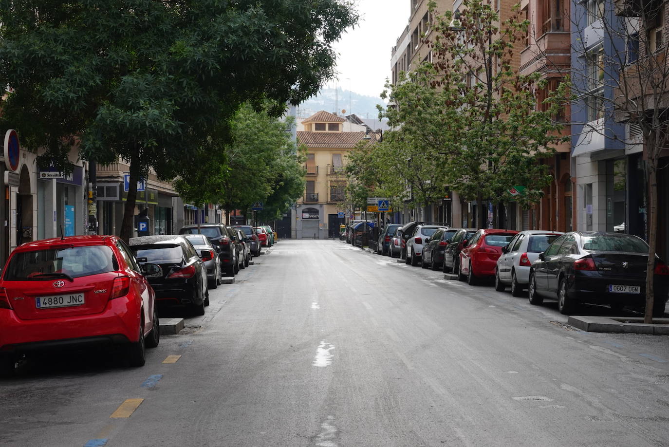 La jornada festiva, con la mayoría de supermercados cerrados, sumada al estado de alarma, deja el Viernes Santo más desértico que se recuerda en la ciudad