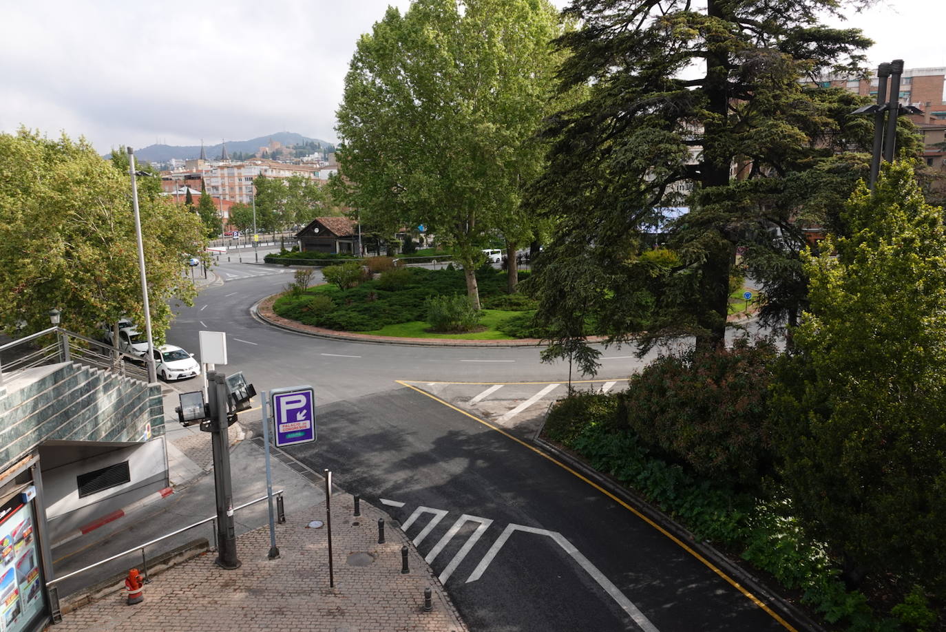 La jornada festiva, con la mayoría de supermercados cerrados, sumada al estado de alarma, deja el Viernes Santo más desértico que se recuerda en la ciudad