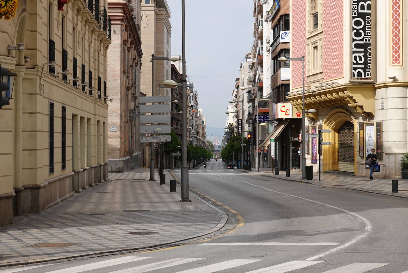 La jornada festiva, con la mayoría de supermercados cerrados, sumada al estado de alarma, deja el Viernes Santo más desértico que se recuerda en la ciudad