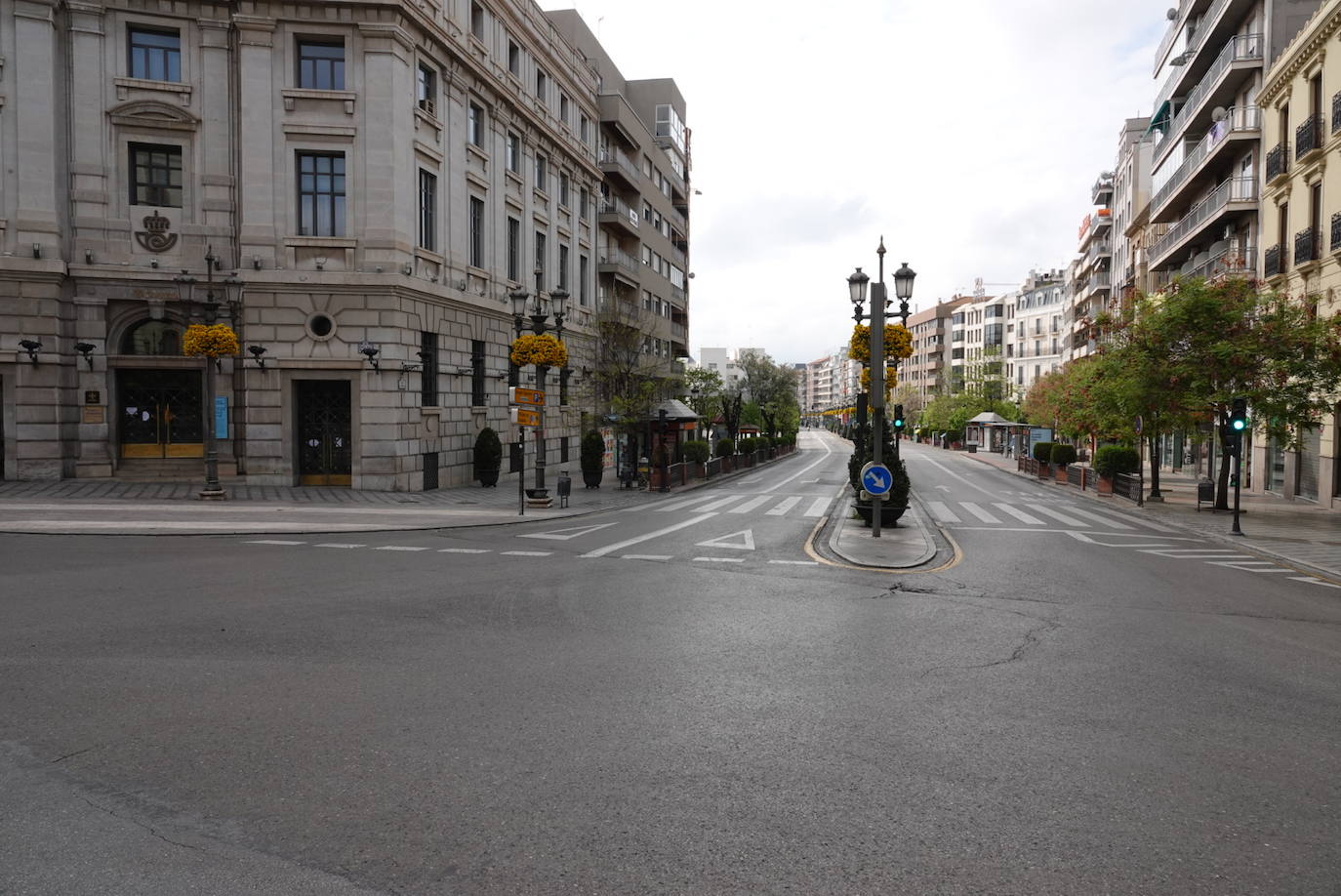 La jornada festiva, con la mayoría de supermercados cerrados, sumada al estado de alarma, deja el Viernes Santo más desértico que se recuerda en la ciudad