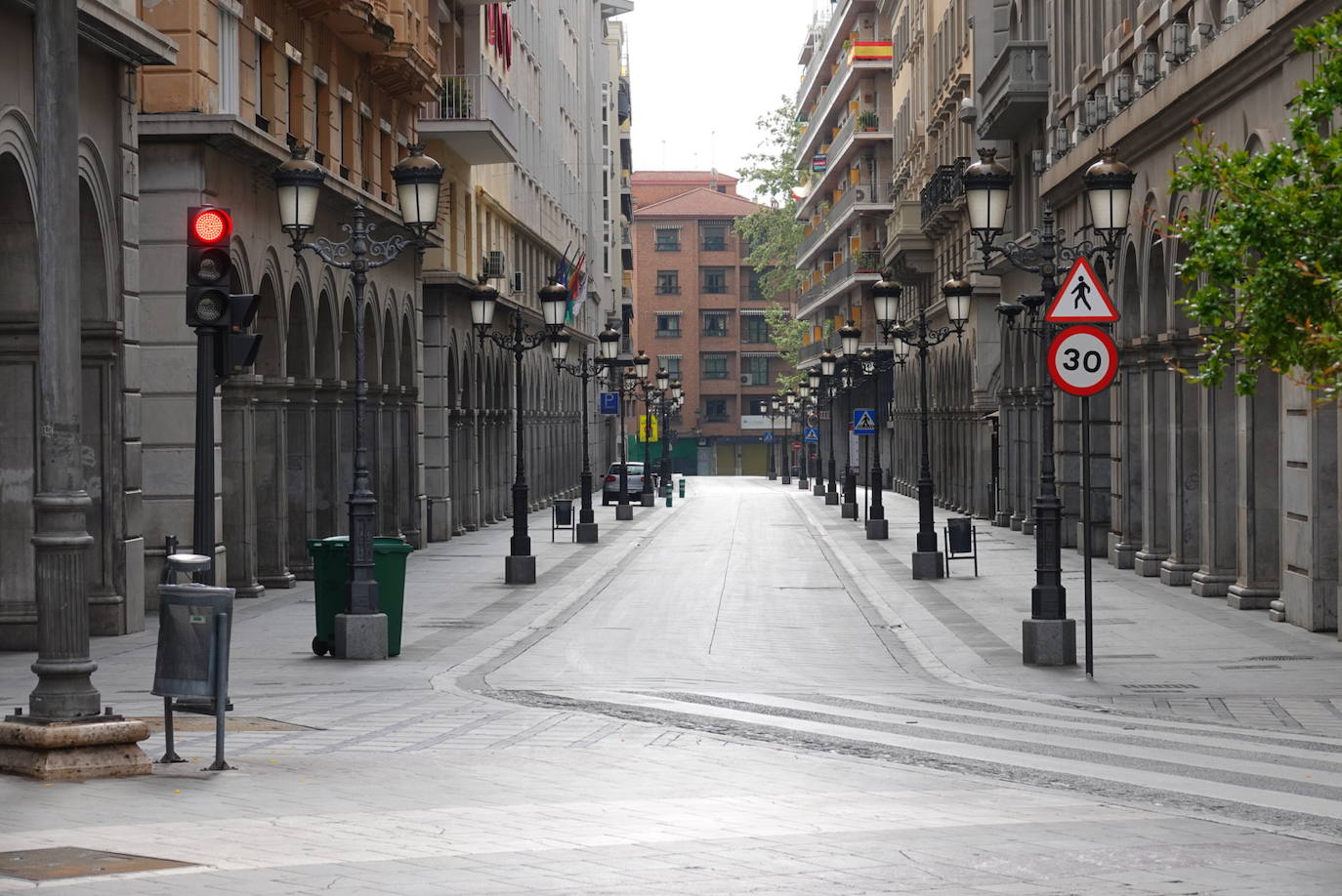 La jornada festiva, con la mayoría de supermercados cerrados, sumada al estado de alarma, deja el Viernes Santo más desértico que se recuerda en la ciudad