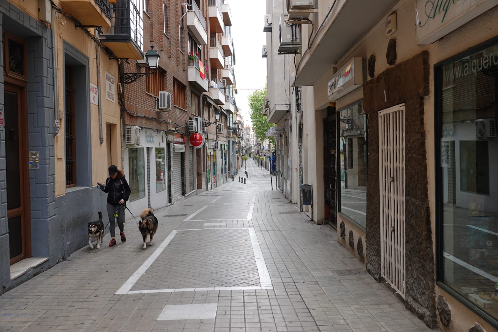 La jornada festiva, con la mayoría de supermercados cerrados, sumada al estado de alarma, deja el Viernes Santo más desértico que se recuerda en la ciudad