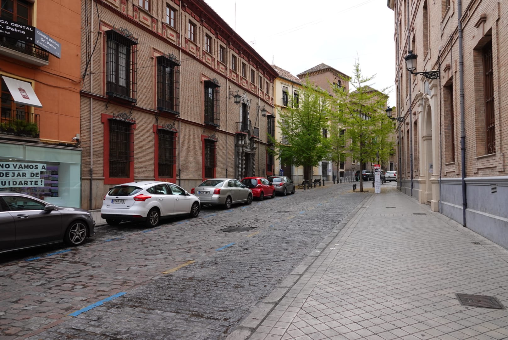 La jornada festiva, con la mayoría de supermercados cerrados, sumada al estado de alarma, deja el Viernes Santo más desértico que se recuerda en la ciudad