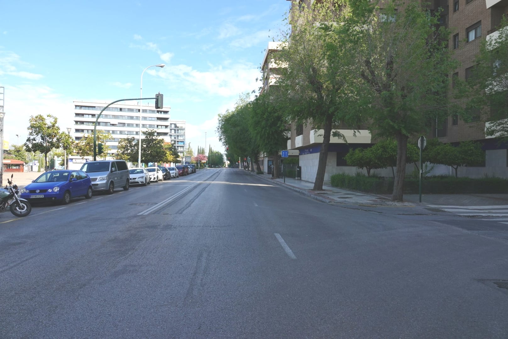 El que estaba destinado a ser el gran fin de semana de la Semana Santa para las calles de Granada ha quedado en vías grises y vacías, solamente adornadas por el color de los mensajes de ánimo presentes en los balcones