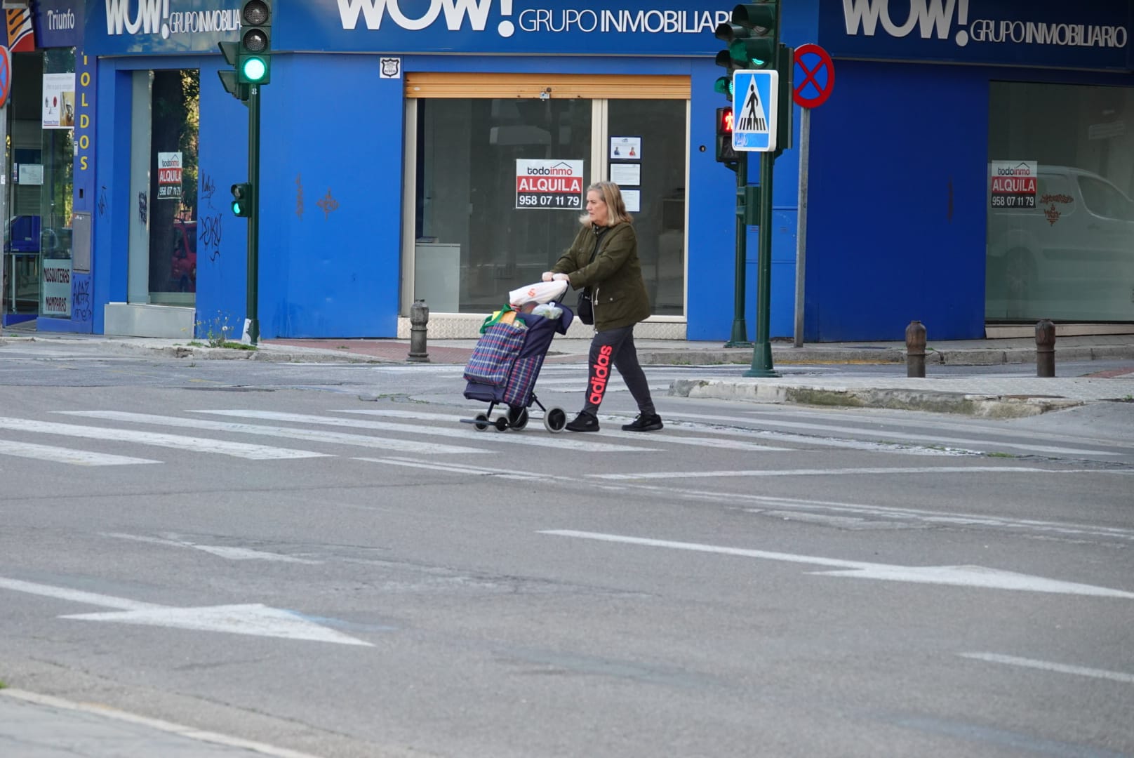 El que estaba destinado a ser el gran fin de semana de la Semana Santa para las calles de Granada ha quedado en vías grises y vacías, solamente adornadas por el color de los mensajes de ánimo presentes en los balcones