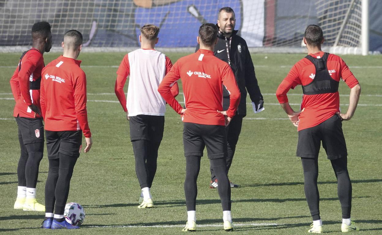 Diego Martínez se dirige a sus jugadores durante un entrenamiento. 