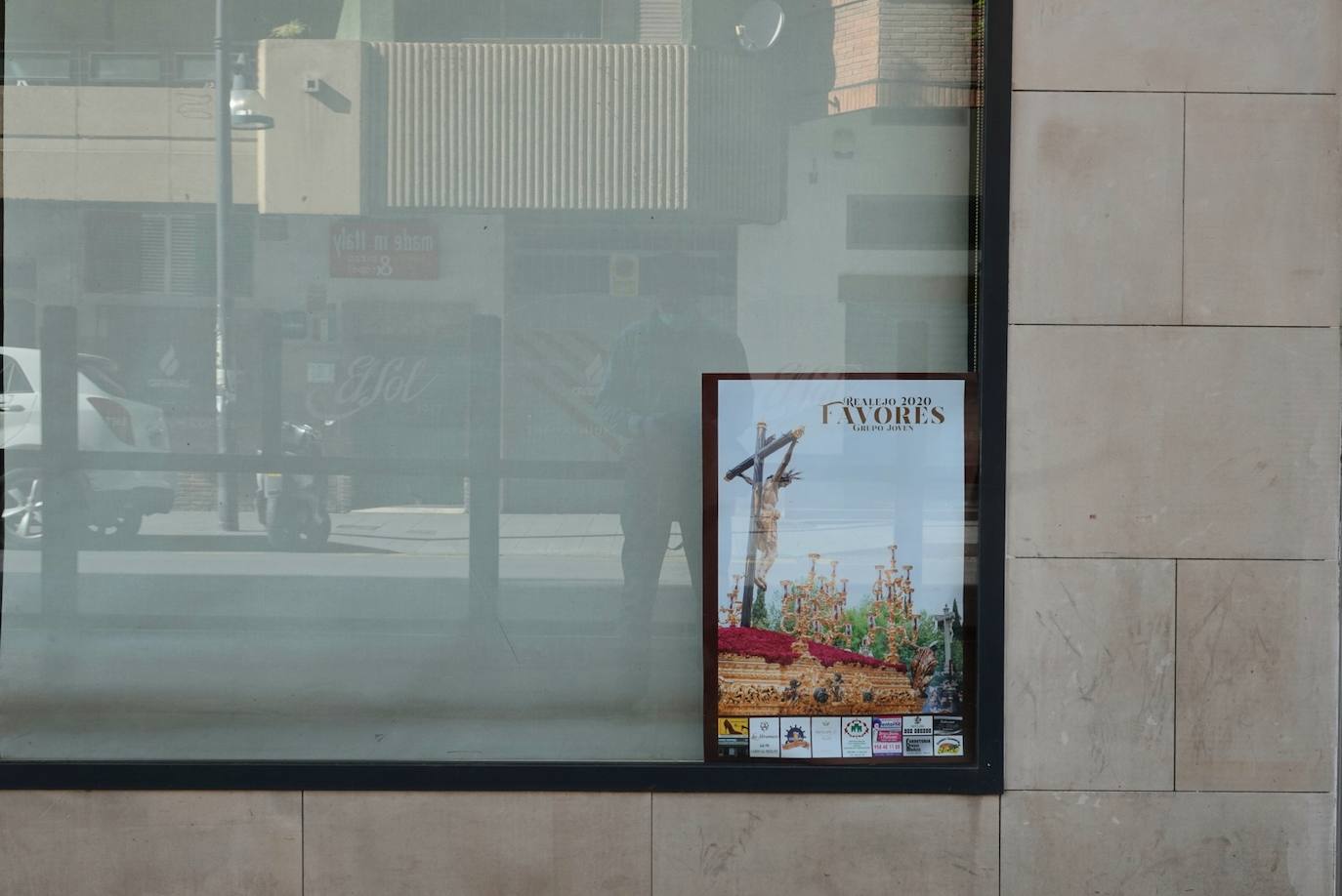 El confinamiento por el estado de alarma deja las calles de Granada absolutamente vacías una en una jornada de tradicional bullicio que se habría visto reforzada por el tiempo despejado