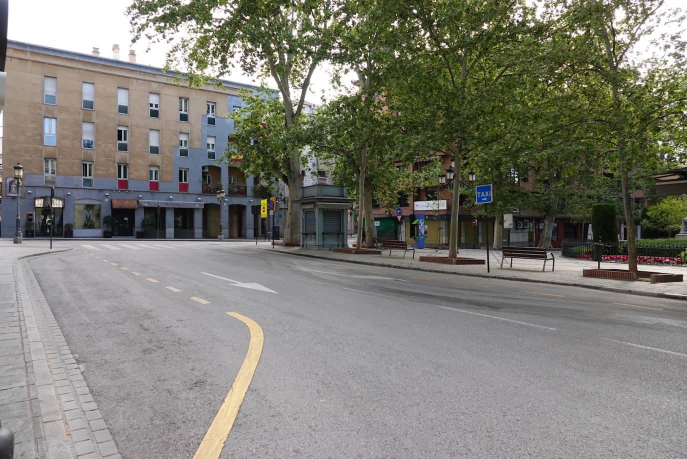 El confinamiento por el estado de alarma deja las calles de Granada absolutamente vacías una en una jornada de tradicional bullicio que se habría visto reforzada por el tiempo despejado