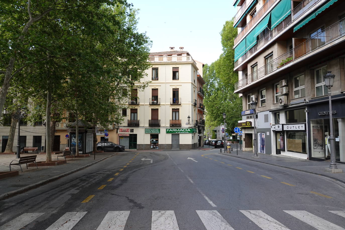 El confinamiento por el estado de alarma deja las calles de Granada absolutamente vacías una en una jornada de tradicional bullicio que se habría visto reforzada por el tiempo despejado