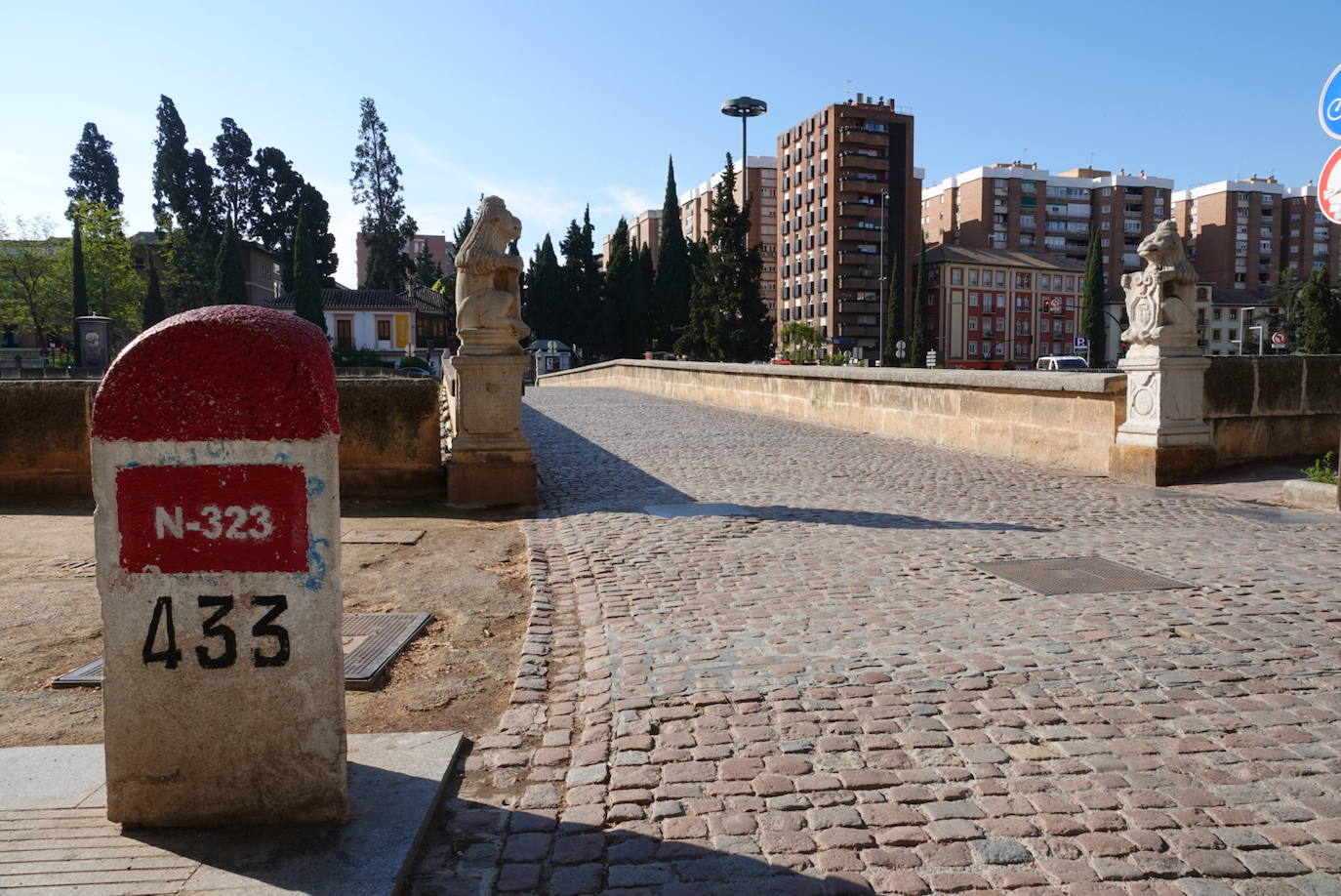 El confinamiento por el estado de alarma deja las calles de Granada absolutamente vacías una en una jornada de tradicional bullicio que se habría visto reforzada por el tiempo despejado