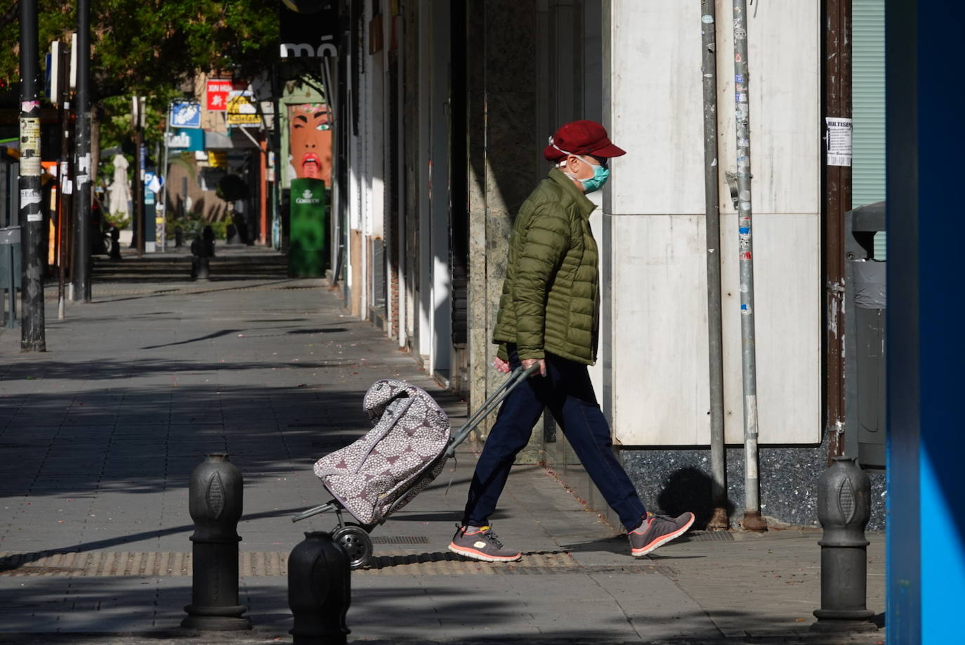 El confinamiento por el estado de alarma deja las calles de Granada absolutamente vacías una en una jornada de tradicional bullicio que se habría visto reforzada por el tiempo despejado