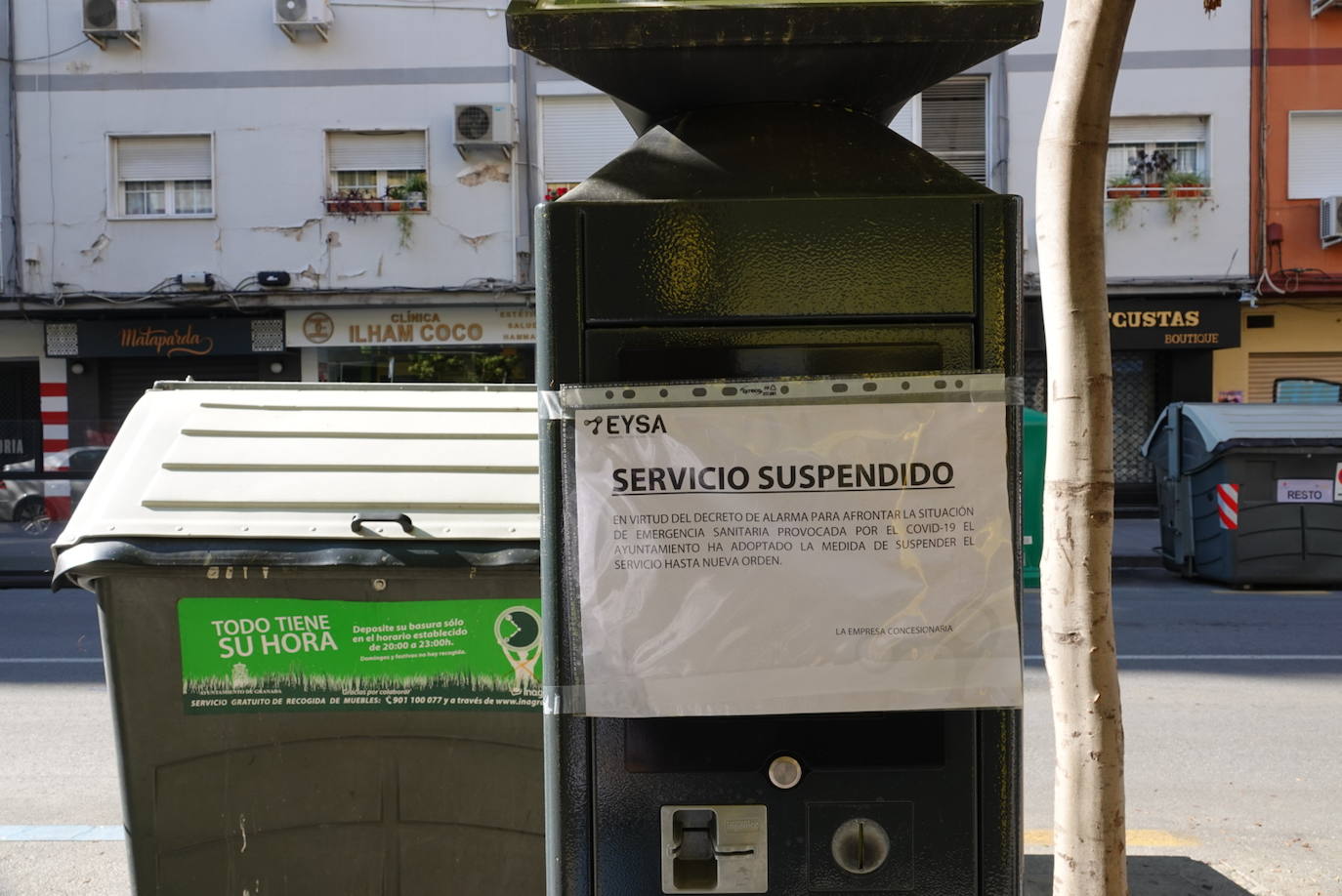 El confinamiento por el estado de alarma deja las calles de Granada absolutamente vacías una en una jornada de tradicional bullicio que se habría visto reforzada por el tiempo despejado