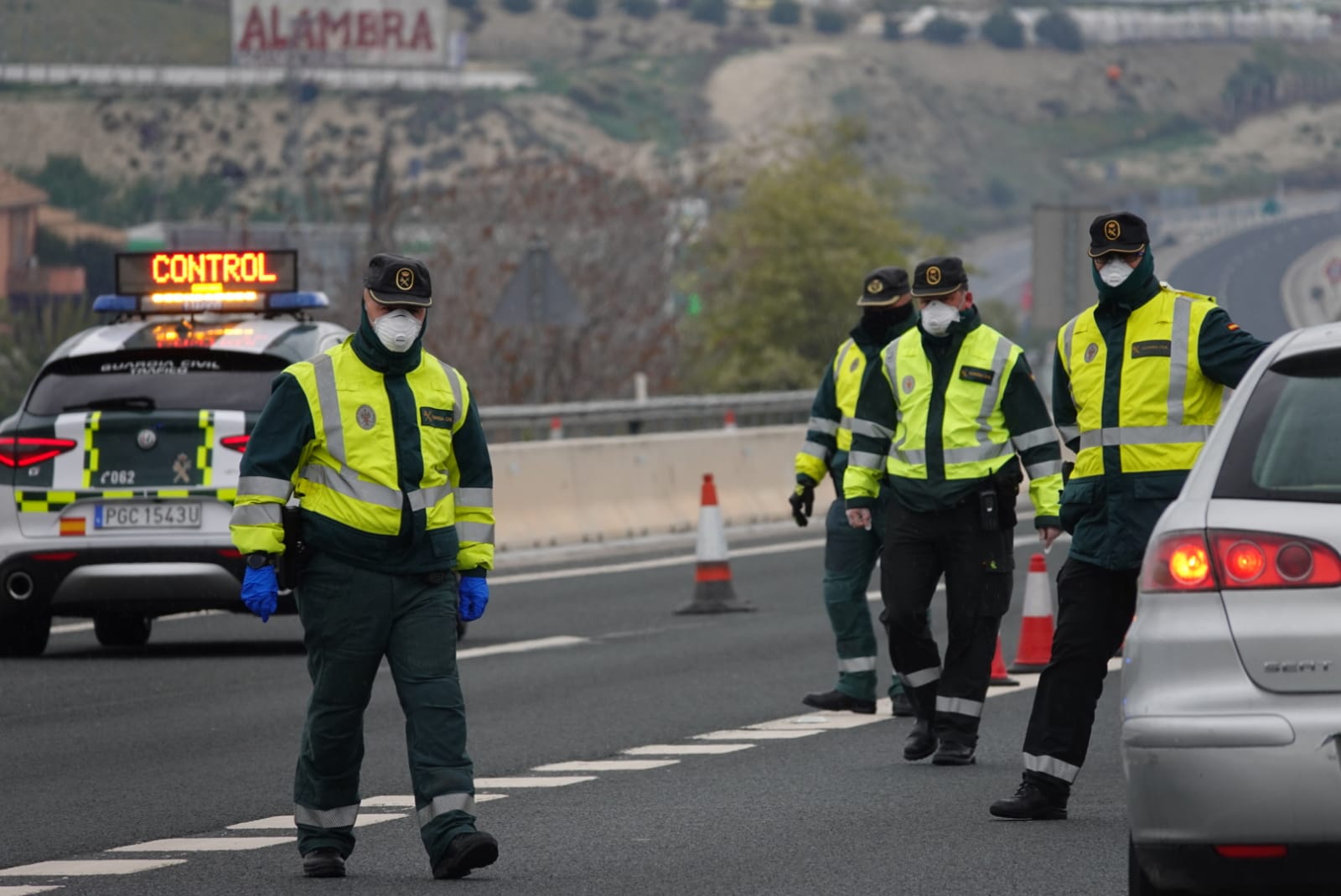 El confinamiento por el estado de alarma deja las calles de Granada absolutamente vacías una en una jornada de tradicional bullicio que se habría visto reforzada por el tiempo despejado