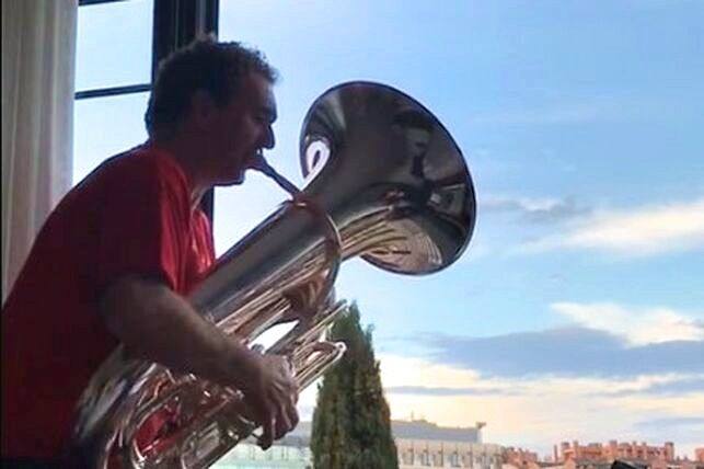 El mancharrealeño durante la actuación desde su balcón. 