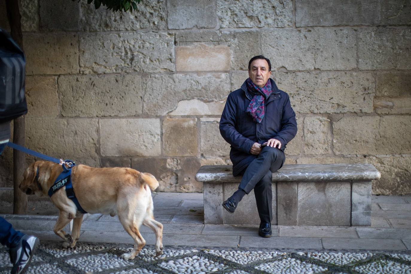 Javier de Teresa saca el perro a pasear pero solo lo necesario.