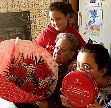 Ana Expósito con sus nietas Reyes y Triana el pasado día de San Valentín.
