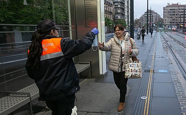 Granada se abrocha la mascarilla para evitar contagios en la vuelta parcial al trabajo