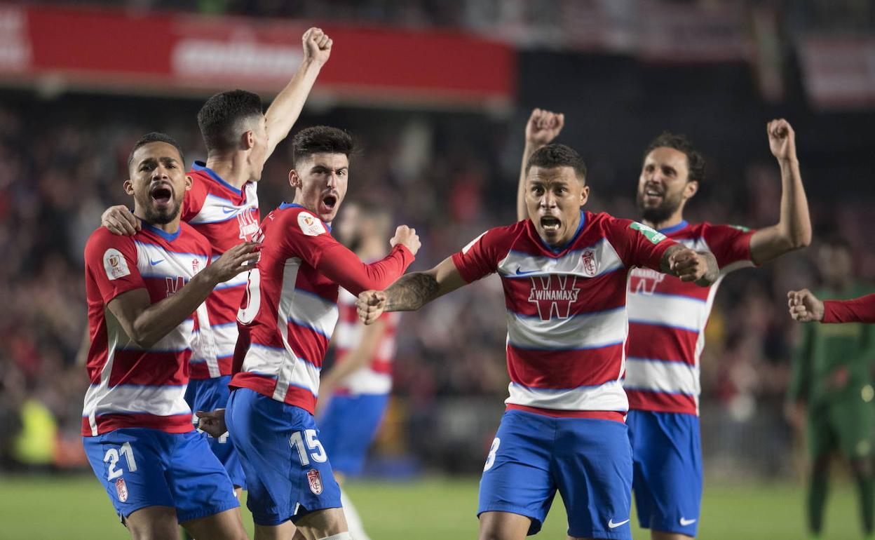 Los jugadores del Granada, tras un gol. 