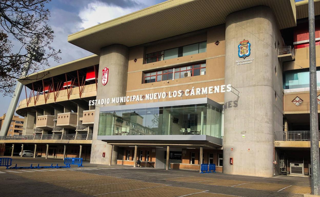 Coronavirus en Granada |  Un usuario del Palacio de Deportes fuerza una puerta y se cuela en Los Cármenes