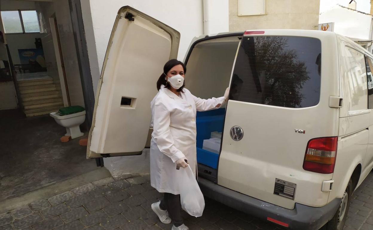 Ana María Segura prepara un pedido para el reparto a domicilio en Torres.