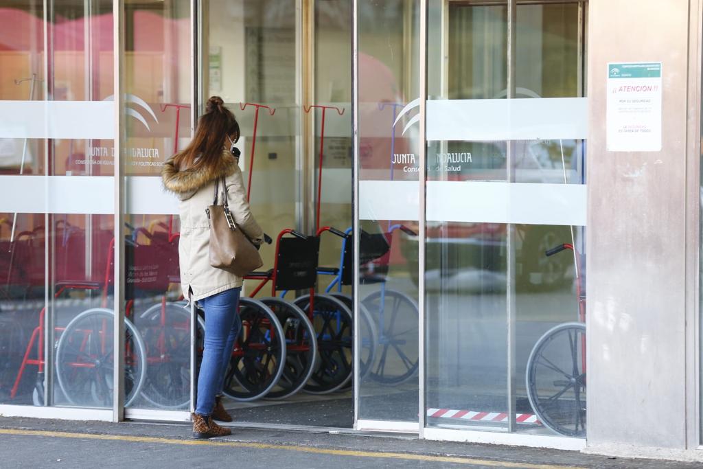 La cuarentena sigue en todo el país y la poca gente que recorre las vías de la ciudad aparece con mascarillas