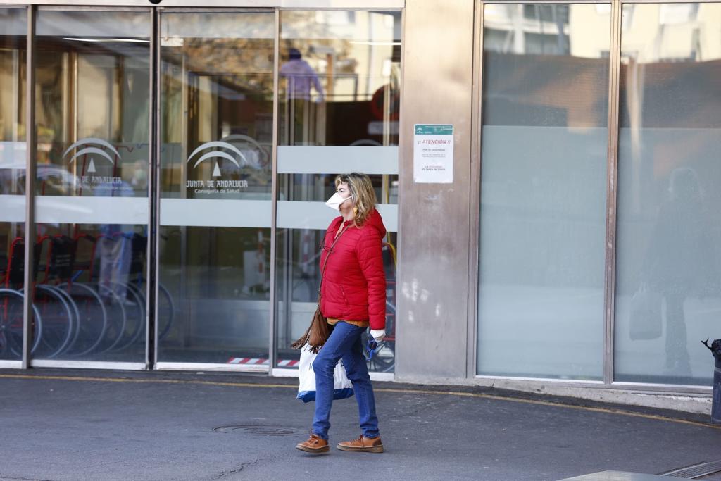 La cuarentena sigue en todo el país y la poca gente que recorre las vías de la ciudad aparece con mascarillas