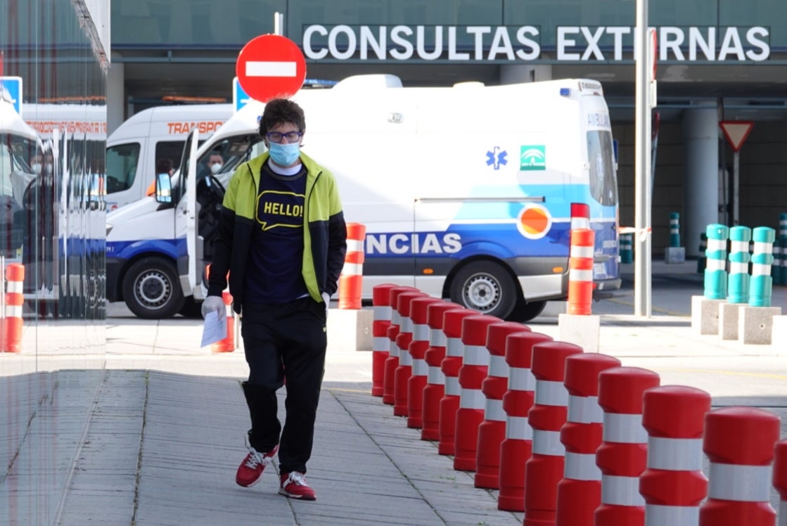 La cuarentena sigue en todo el país y la poca gente que recorre las vías de la ciudad aparece con mascarillas