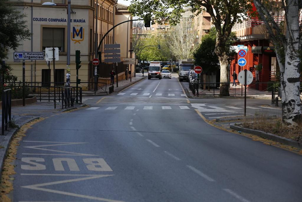 La cuarentena sigue en todo el país y la poca gente que recorre las vías de la ciudad aparece con mascarillas