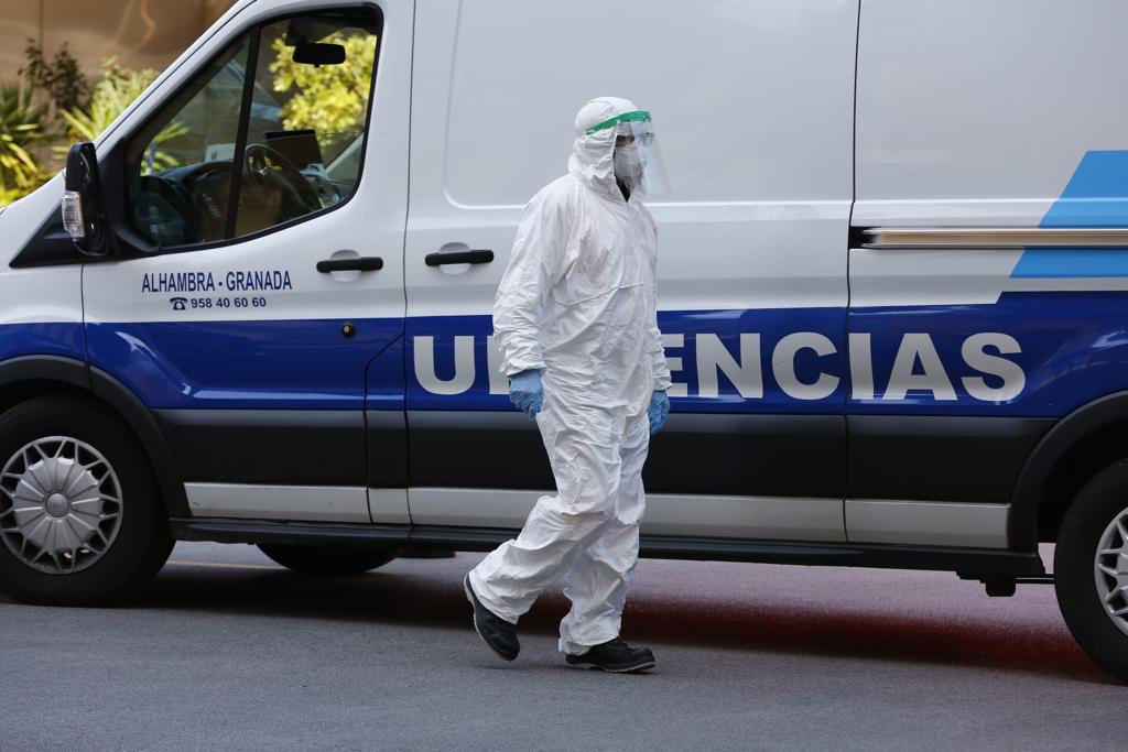 La cuarentena sigue en todo el país y la poca gente que recorre las vías de la ciudad aparece con mascarillas