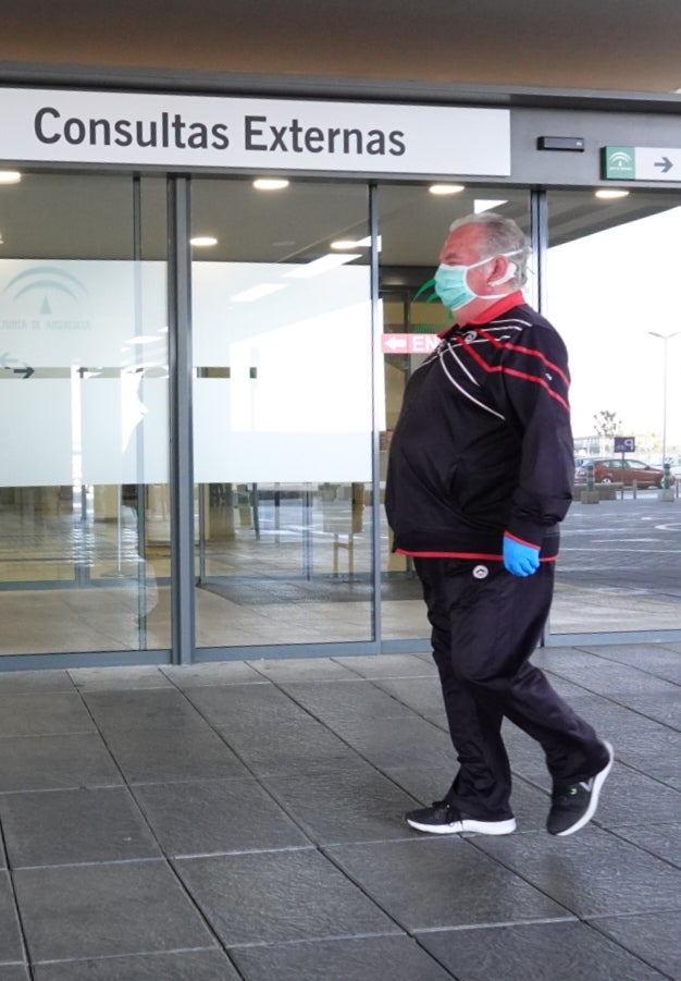 La cuarentena sigue en todo el país y la poca gente que recorre las vías de la ciudad aparece con mascarillas