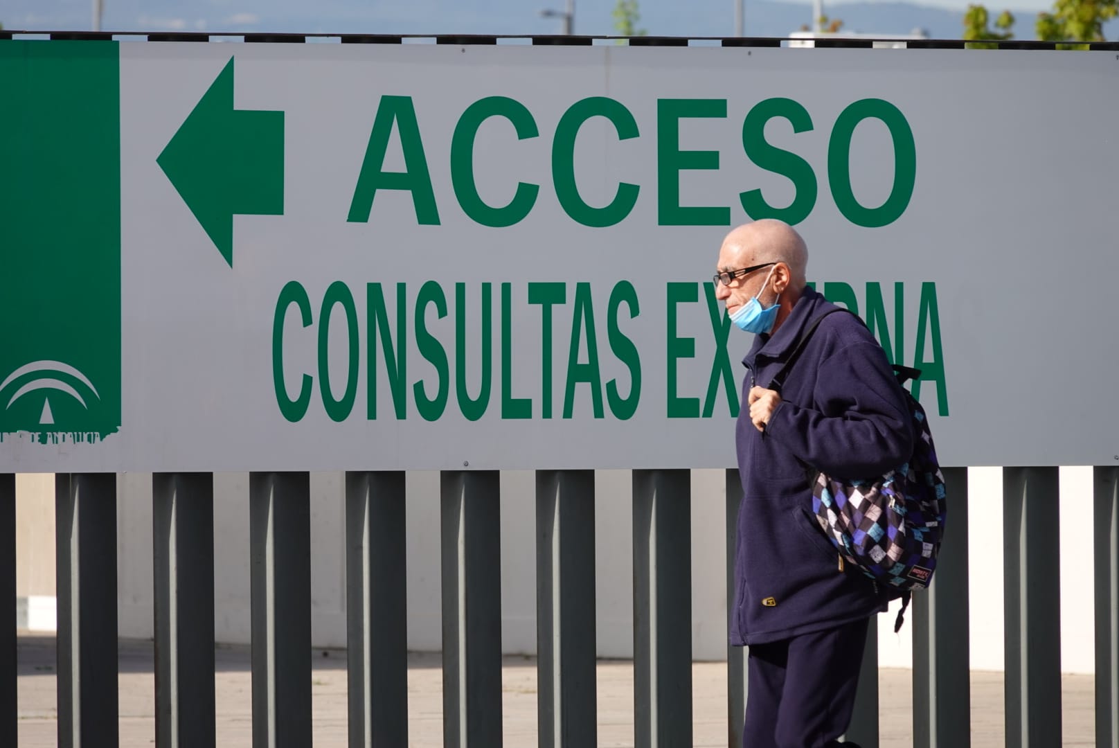 La cuarentena sigue en todo el país y la poca gente que recorre las vías de la ciudad aparece con mascarillas