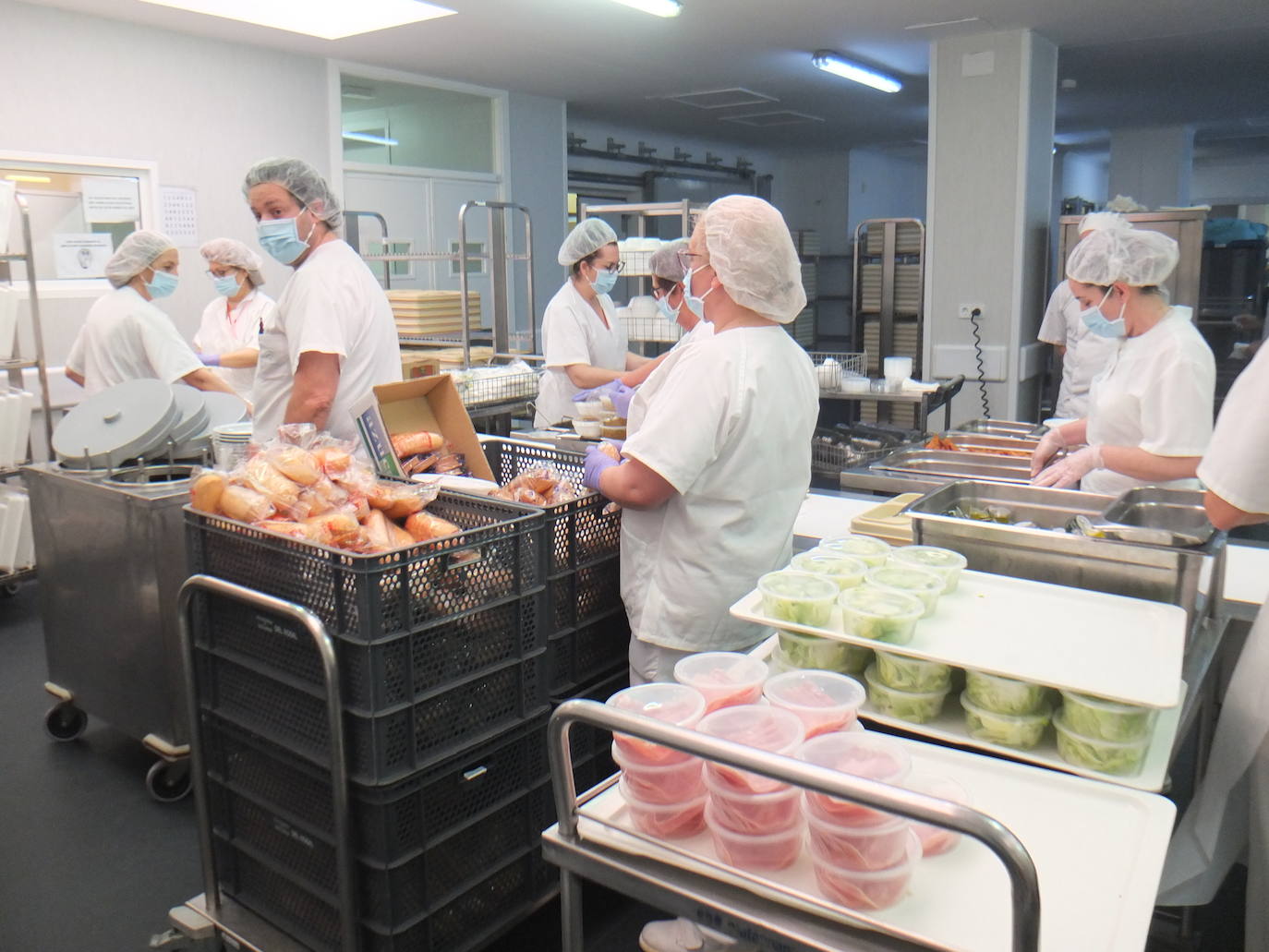 La actividad no cesa en la cocina del centro universitario almeriense.