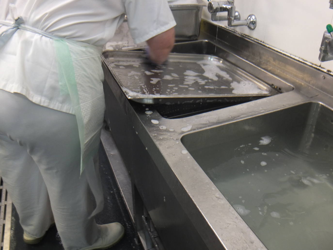 La actividad no cesa en la cocina del centro universitario almeriense.