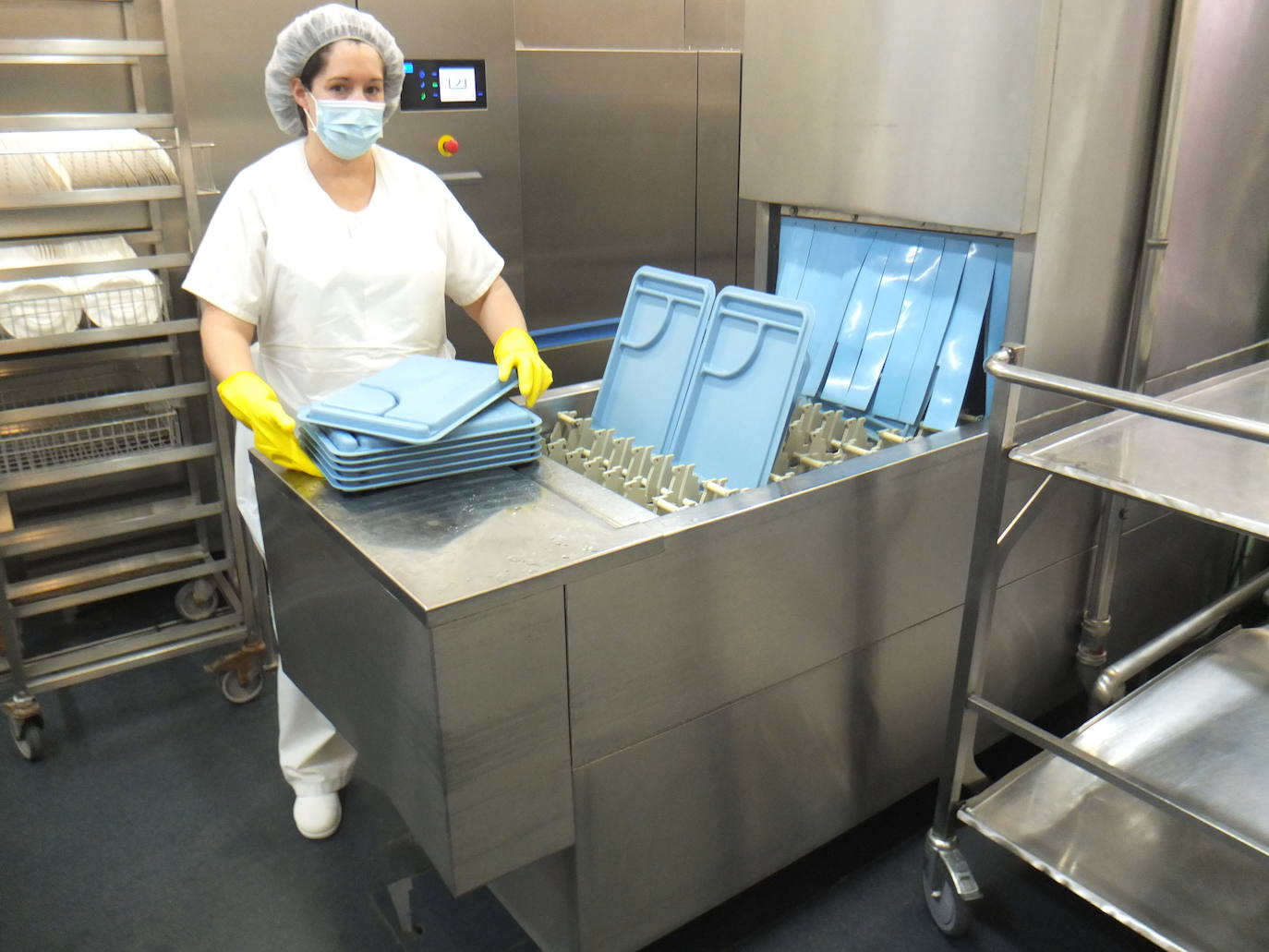 La actividad no cesa en la cocina del centro universitario almeriense.